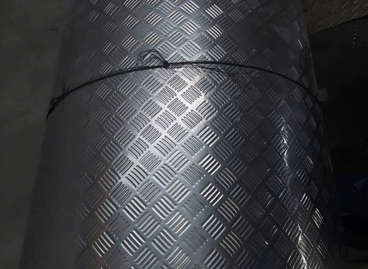 TẤM INOX DẬP GÂN CHỐNG TRƯỢT 5 VẠCH, 5 GÂN- LÀM THÙNG XE ĐÔNG LẠNH, THÙNG XE TẢI