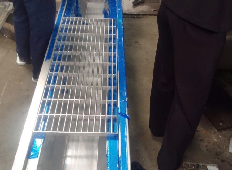 CHẾ TẠO SẢN PHẨM MÁNG THU NƯỚC GUTTER VÀ NẮP ĐẬY GRATING INOX DÀNH CHO CÁC NHÀ MÁY THỰC PHẨM , BIA , RƯỢU, NƯỚC GIẢI KHÁT