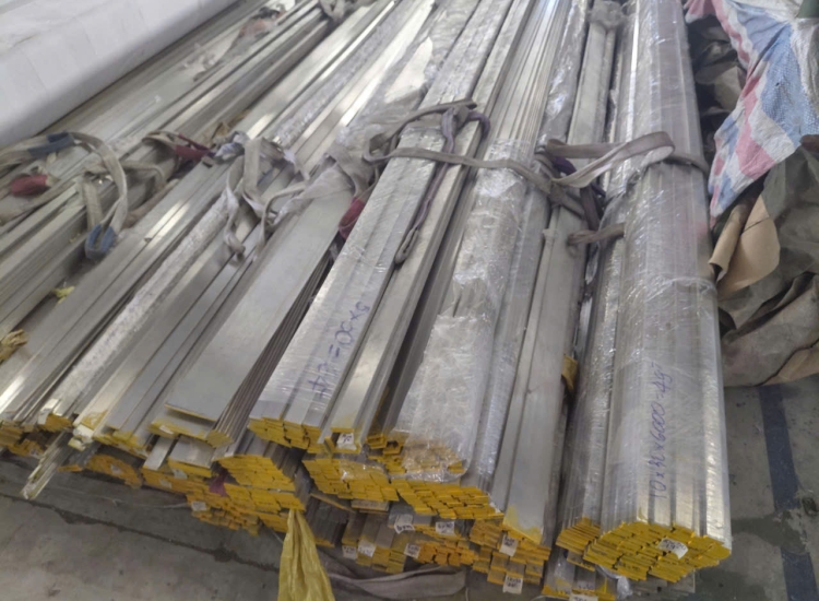 THANH LA ĐÚC 304 SỌC XƯỚC : 60 x 10 x 4000/6000MM/HL- LẬP LÀ INOX - Stainless Steel Bar Flat