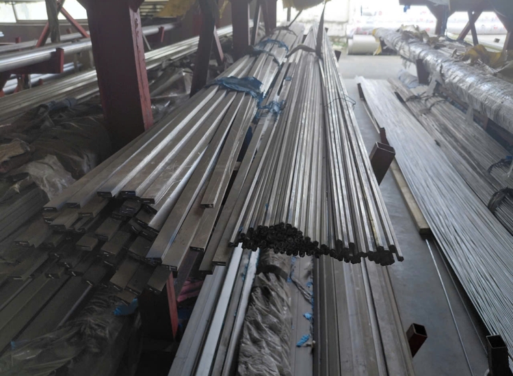 THANH LA ĐÚC 304 SỌC XƯỚC : 65 x 6.0 x 4000/6000MM/HL- LẬP LÀ INOX - Stainless Steel Bar Flat